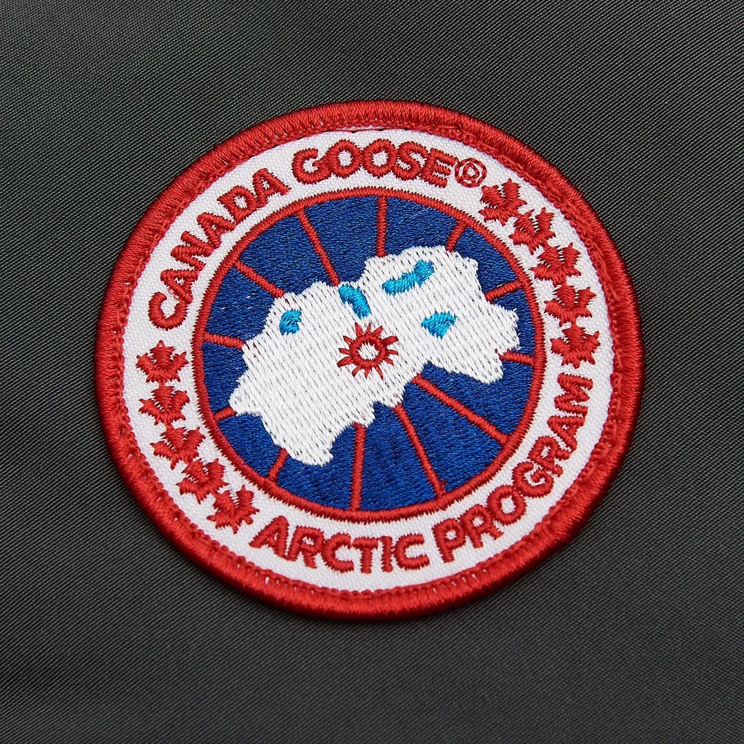 P360 Gray] Canada Goose Canada Goose #Freestyle Crew 4154M Men’s and Women’s Vest Down# ➖ Genuine synchronous anti-counterfeiting chip sensor! ➖ Imported Behringer embroidery machine to customize 10,000-needle embroidery logo! ➖ Imported 21-count polyester-cotton blended original fabric, using Feather-Light 10D waterproof coating fabric, made of 84.5% polyester fiber and 15.5% cotton, 100% the best feel in the entire network! ➖ The genuine official website uses the national standard 80 white duck down, and will never be misled by false claims such as 90 down or goose down! ➖ 100% nylon nylon lining with double double-layer sealing design to prevent velvet from running away. Top-grade polar fleece is used in the collar and pockets to keep warm and comfortable! ➖ Yoshida YKK provides original custom-made electroplated sliders. YKK two-way lockable zippers are tight and smooth and will not peel off paint! ➖ 3M composite original Velcro is durable, and all accessories and hardware are disassembled and customized! ⛔No slander, no exaggeration, no need for too much copywriting, because it is focused, it is professional!  SIZE: XS S M L XL XXL